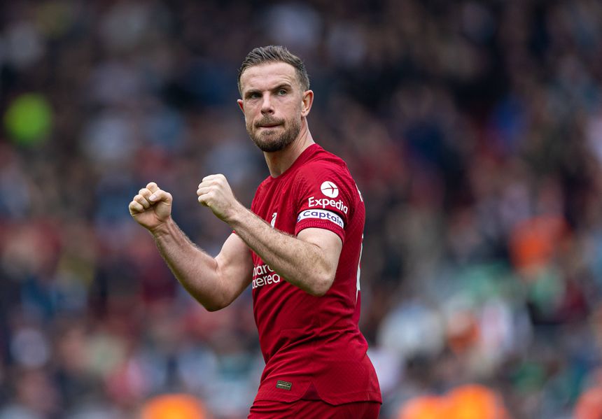 Henderson com a braçadeira de capitão do Liverpool