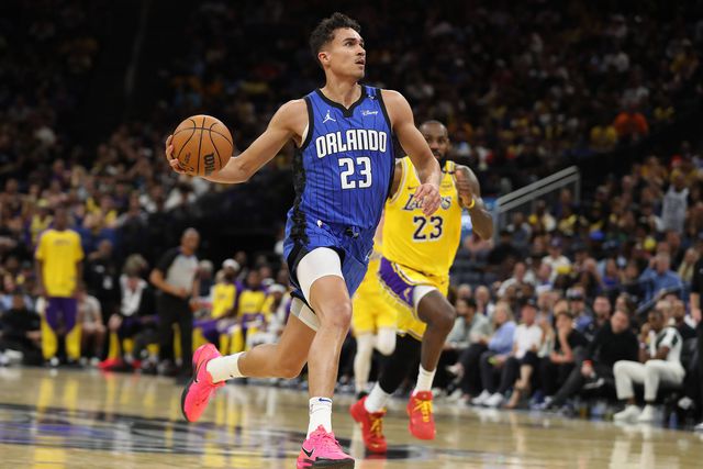 Tristan da Silva perseguido pelo seu ídolo LeBron James, a quem ganhou da primeira vez que se encontraram     Fotografia Imago