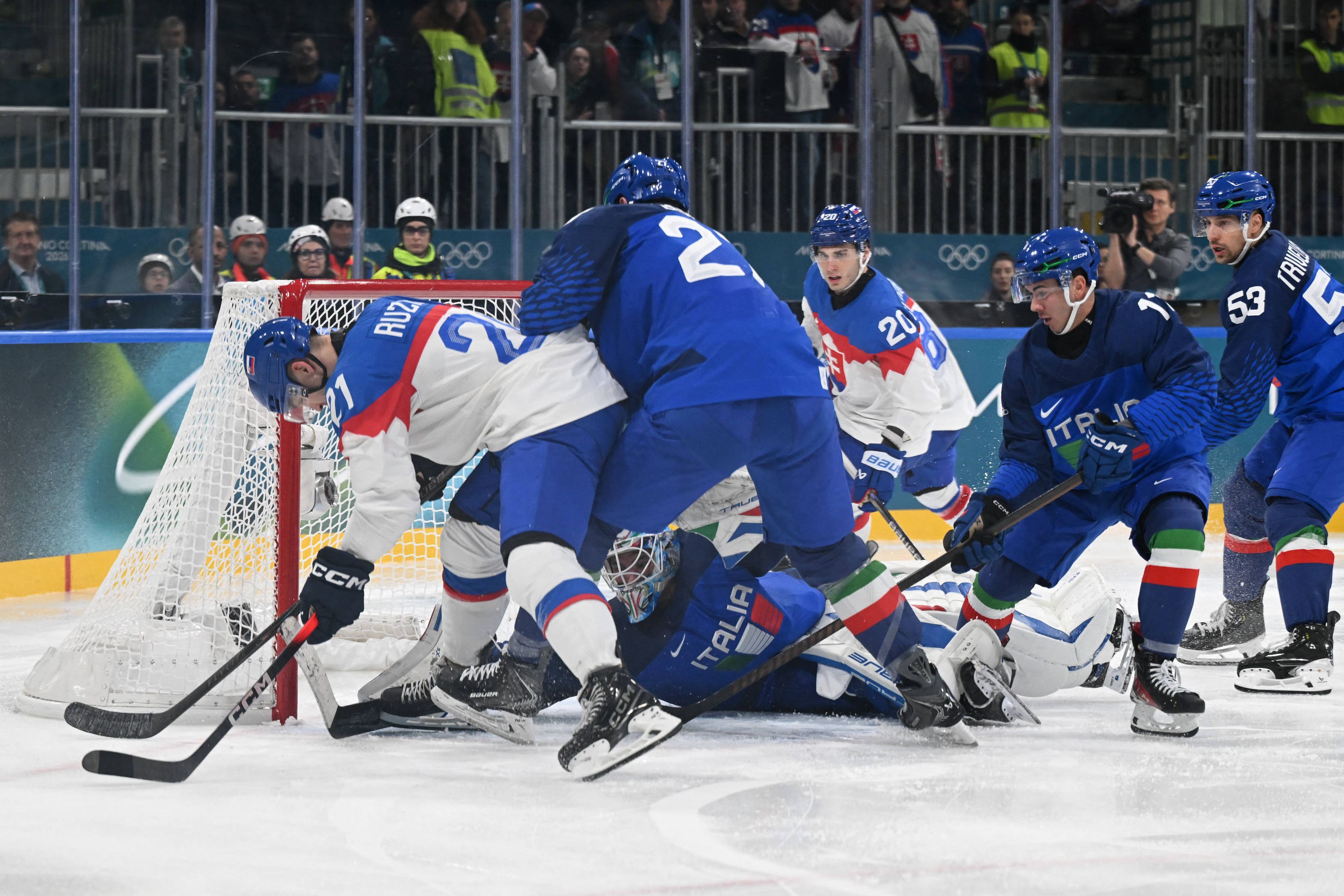 Jogo entre Itália e Eslováquia nos Jogos Olímpicos de Inverno