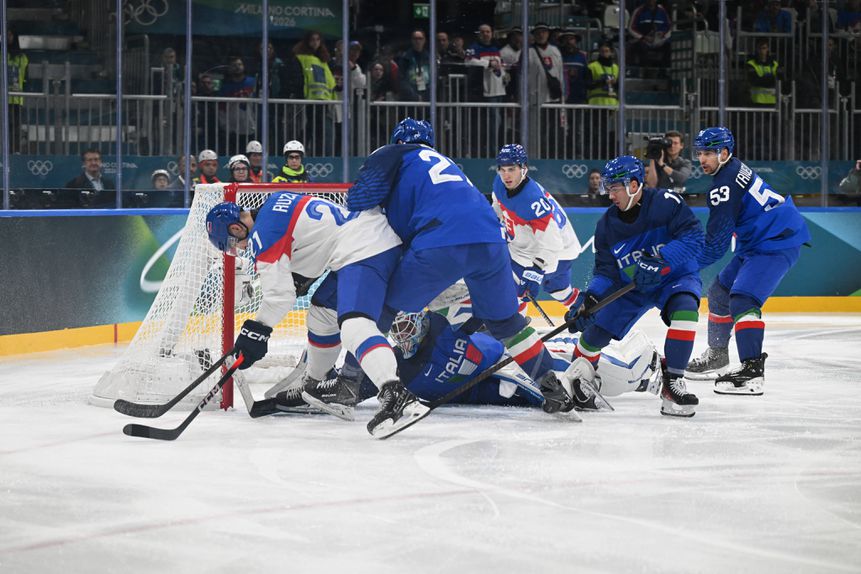 Jogo entre Itália e Eslováquia nos Jogos Olímpicos de Inverno