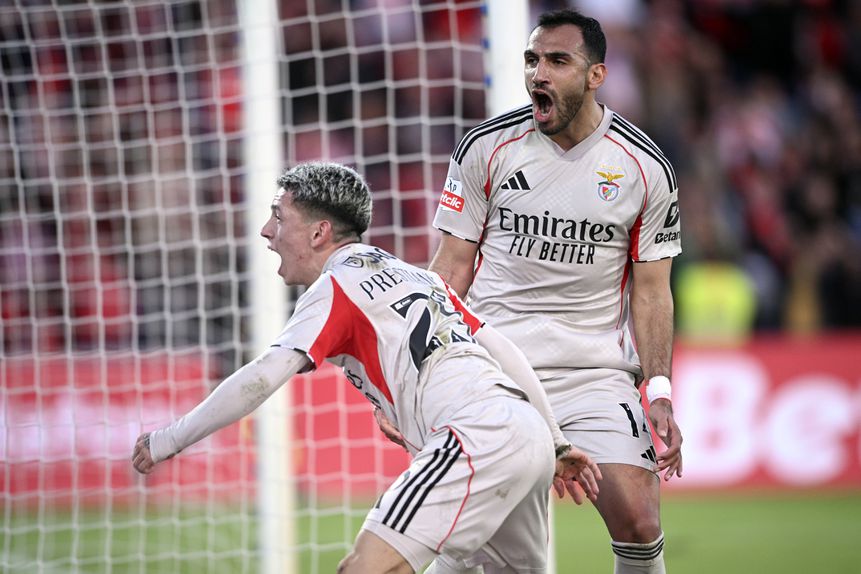 Prestianni e Pavlidis celebram o segundo golo do Benfica — Foto: KAPTA+/Miguel Lemos
