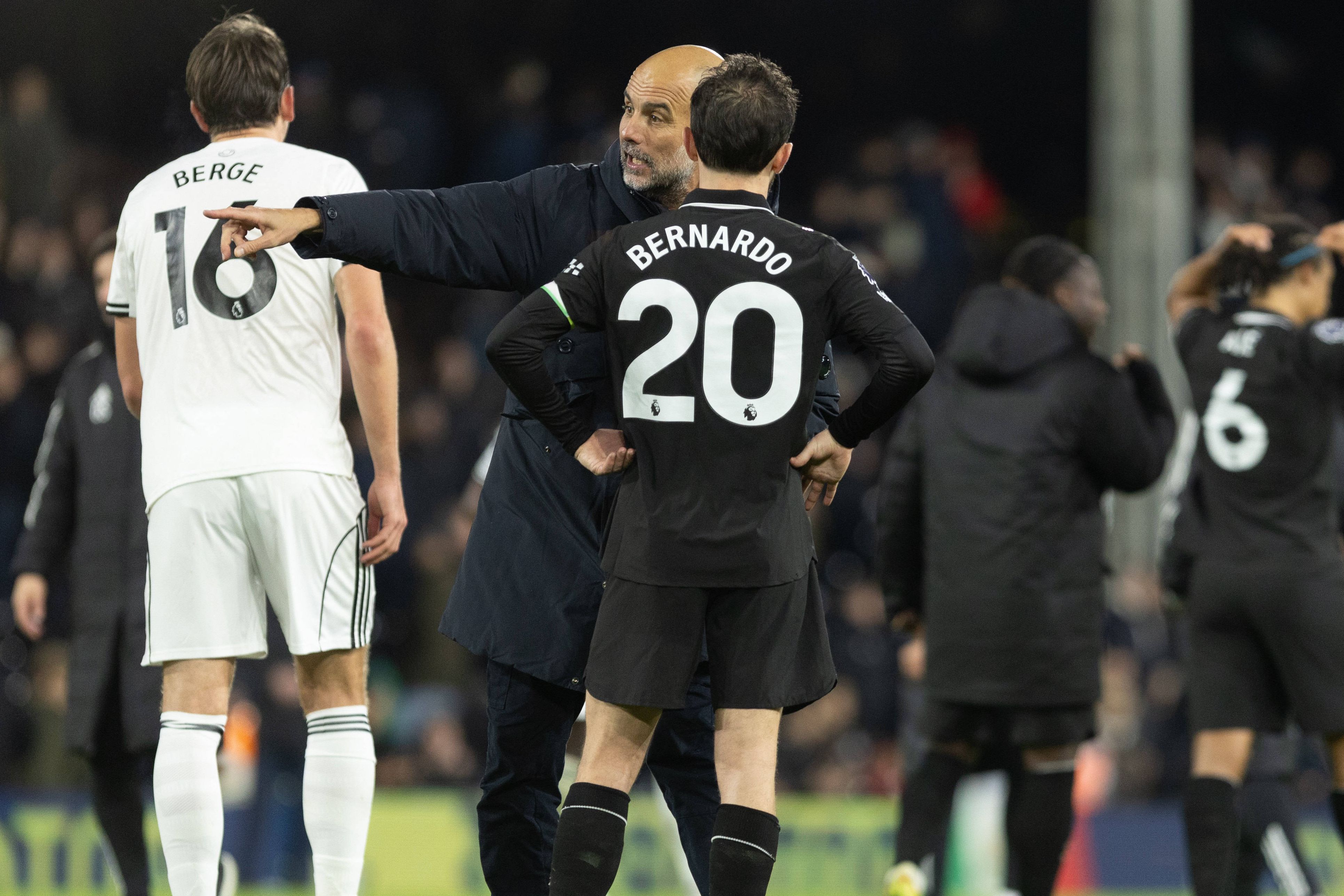 Guardiola a dar indicações a Bernardo Silva