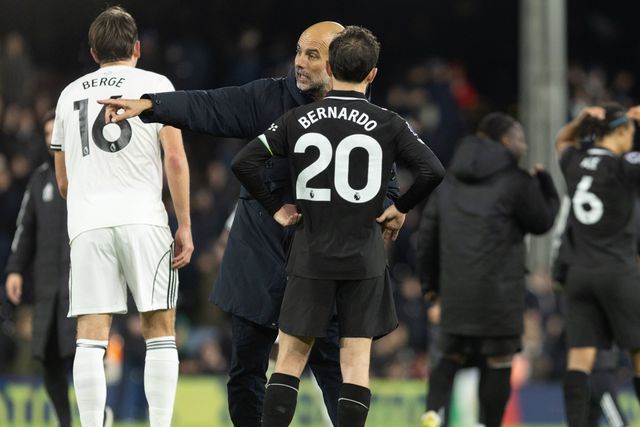 Guardiola a dar indicações a Bernardo Silva