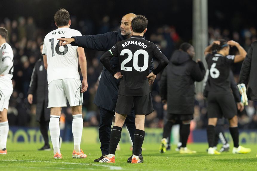 Guardiola a dar indicações a Bernardo Silva