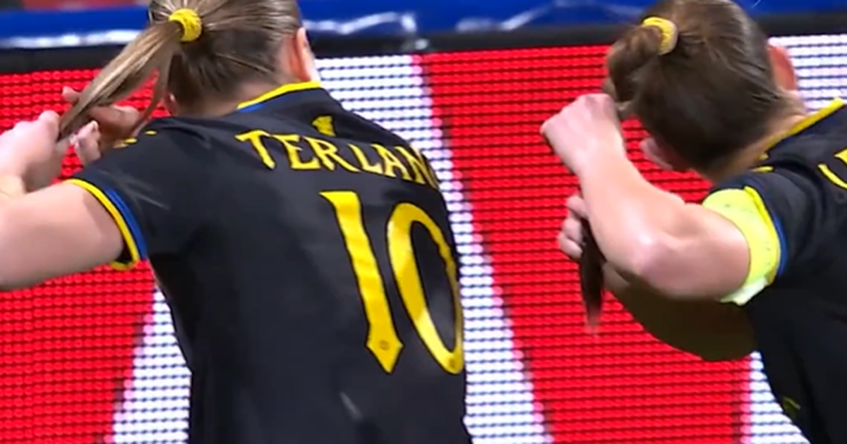 Aqui não faltam cortes de cabelo! Equipa feminina do Man. United brinca com famoso adepto