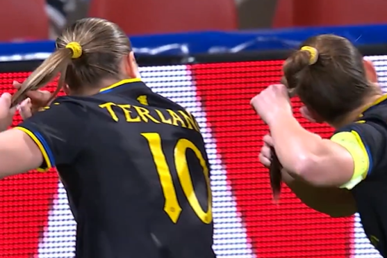 Aqui não faltam cortes de cabelo! Equipa feminina do Man. United brinca com famoso adepto