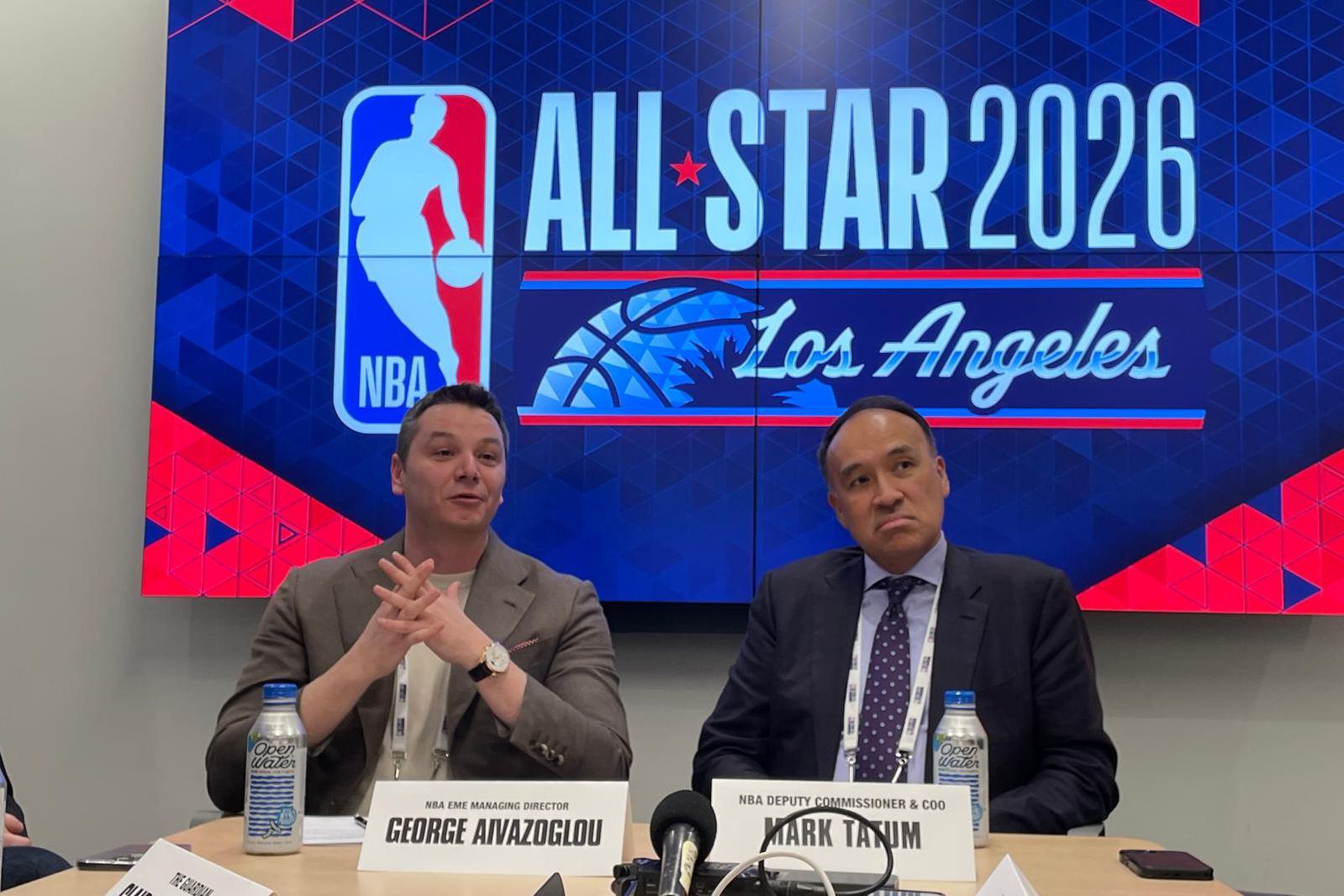 George Aivazoglou e Mark Tatum à conversa com a imprensa europeia em Los Angeles         Fotografia A BOLA