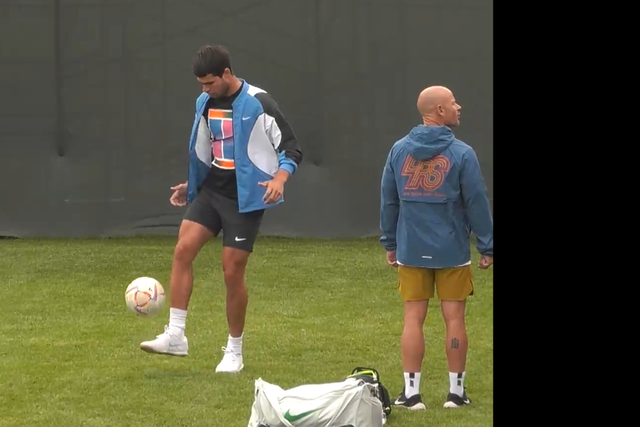 VÍDEO: Carlos Alcaraz prova que não tem jeito apenas para o ténis