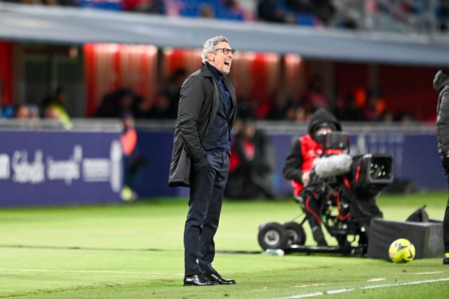 OFICIAL: Lecce já encontrou substituto após despedir treinador devido a cabeçada