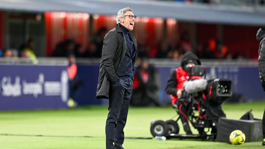 OFICIAL: Lecce já encontrou substituto após despedir treinador devido a cabeçada