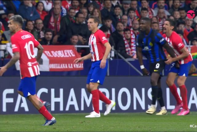 Thuram agarrou Savic 'onde mais dói' e o VAR nada viu