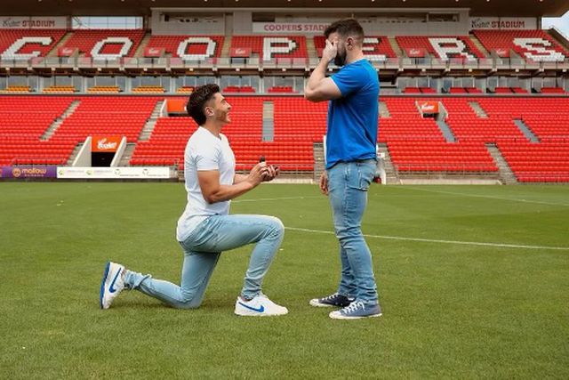 Primeiro jogador assumidamente gay pediu namorado em casamento em pleno relvado