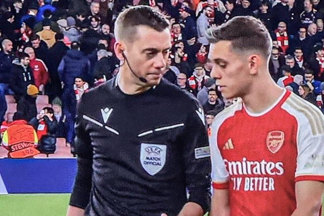 Separados à nascença? Redes sociais vão à loucura com semelhanças entre Trossard e árbitro