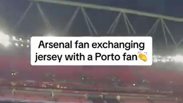 Fair-play: adeptos do Arsenal e do FC Porto trocam camisolas