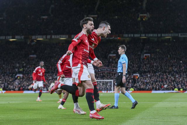 Bruno Fernandes a celebrar o bis com Diogo Dalot
