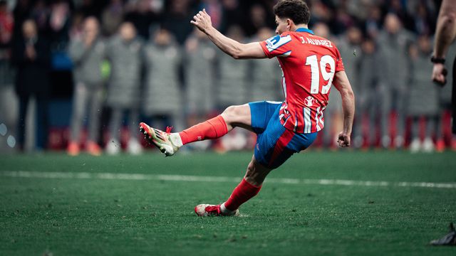 Julián Álvarez escorregou ao bater o penálti
