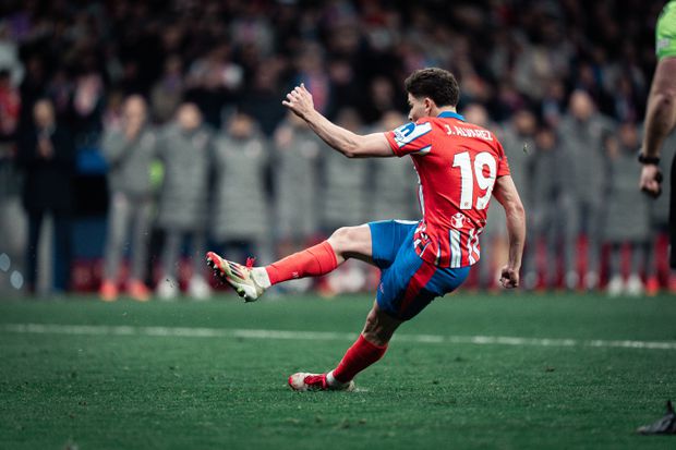 Julián Álvarez escorregou ao bater o penálti