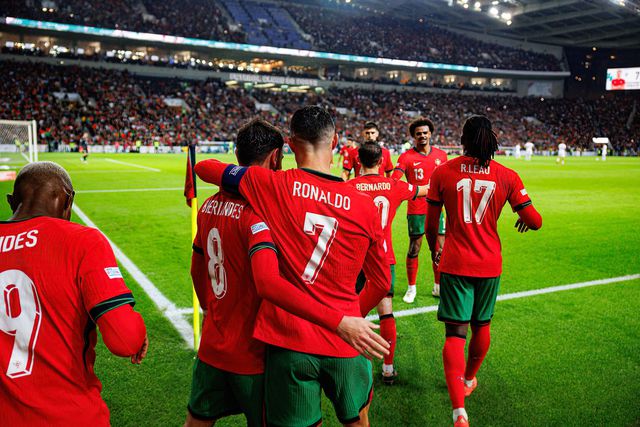 Jogadores de Portugal a celebrarem mais um golo de Cristiano Ronaldo na Liga das Nações