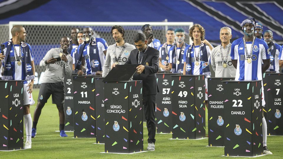 Sérgio Conceição, equipa técnica e jogadores com as medalhas de campeões nacionais, no Estádio do Dragão