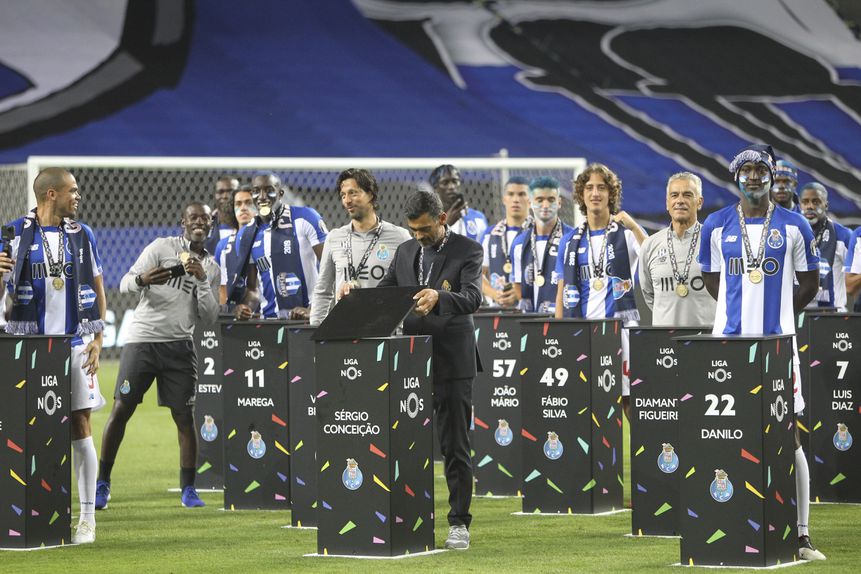 Sérgio Conceição, equipa técnica e jogadores com as medalhas de campeões nacionais, no Estádio do Dragão