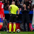 Simeone incrédulo com decisão do árbitro no penálti de Alvarez