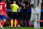 Simeone incrédulo com decisão do árbitro no penálti de Alvarez