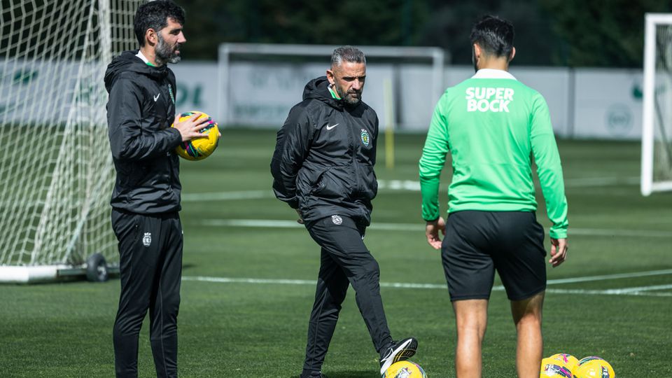 Rui Borges com os adjuntos num treino em Alcochete