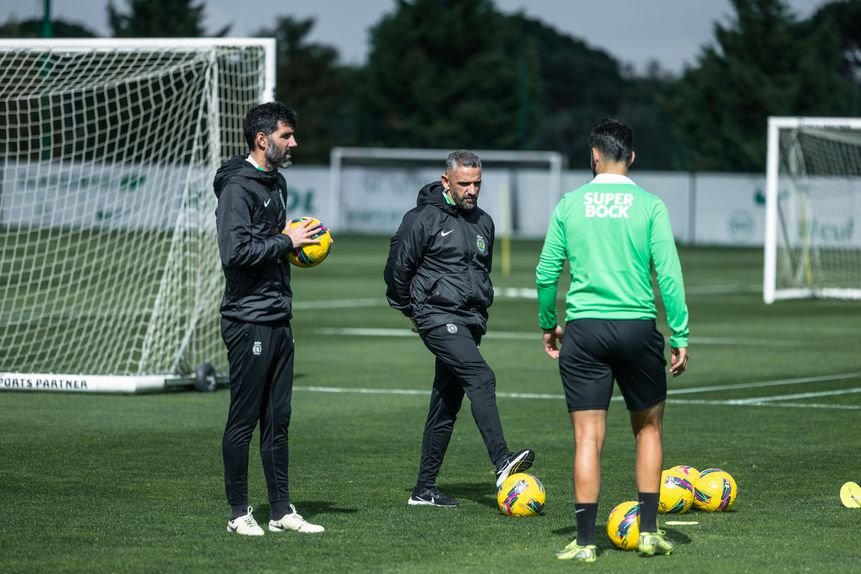 Rui Borges com os adjuntos num treino em Alcochete