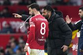 Bruno Fernandes à conversa com Ruben Amorim em Old Trafford