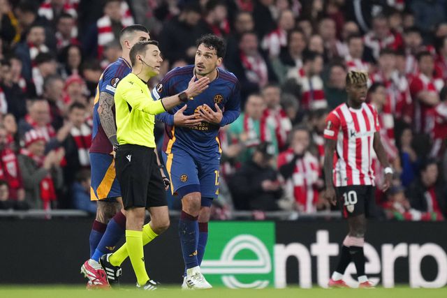 Hummels é expulso com polémica aos 11 minutos e Ath. Bilbao elimina a Roma 