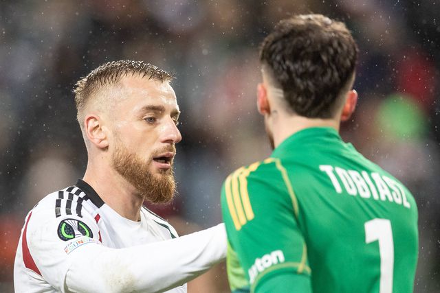 Kacper Toabiasz e Rafal Augustyniak, durante o jogo do Legia Varsóvia com o Molde