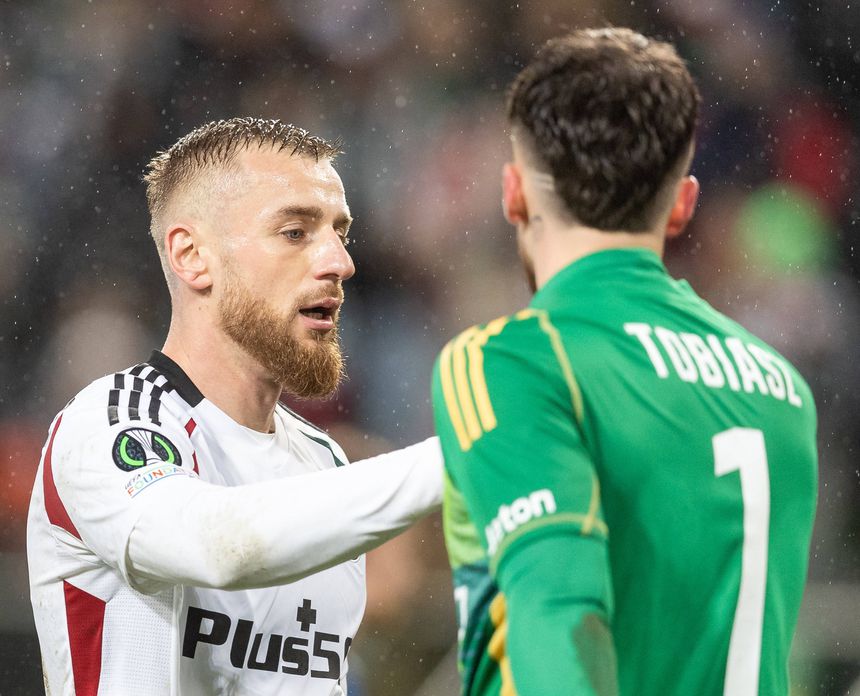 Kacper Toabiasz e Rafal Augustyniak, durante o jogo do Legia Varsóvia com o Molde