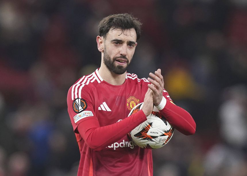 Bruno Fernandes a agradecer o apoio dos adeptos com a bola de jogo