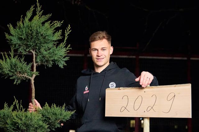 Kimmich plantou uma árvore para provar que tem as raízes bem plantadas no Bayern
