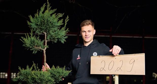 Kimmich plantou uma árvore para provar que tem as raízes bem plantadas no Bayern