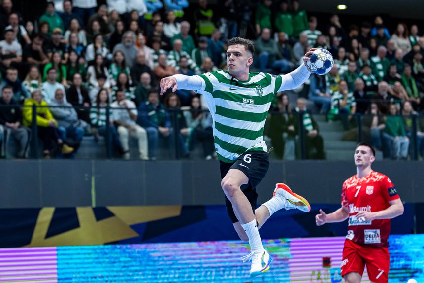 Kiko Costa remata em jogo do Sporting frente ao Dinamo Bucareste na Champions de andebol - Foto: IMAGO