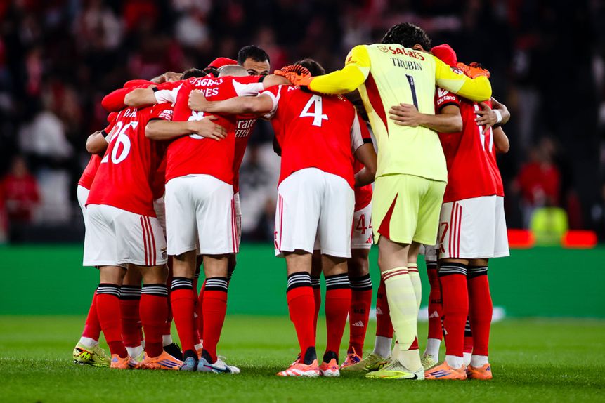Plantel do Benfica (foto: Imago)