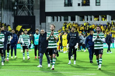 Rui Borges, capitão Hjulmand e restantes jogadores criticados pelos adeptos no final do jogo - Foto: IMAGO
