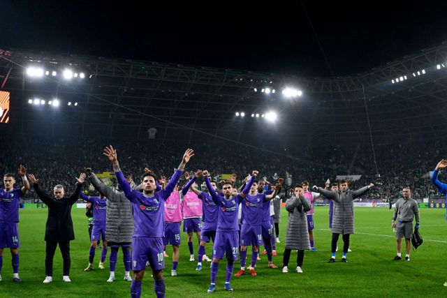 Pese embora o desaire na Hungria, comitiva bracarense fez questão de agradecer apoio dos adeptos - Foto: Robert Hegedus/LUSA