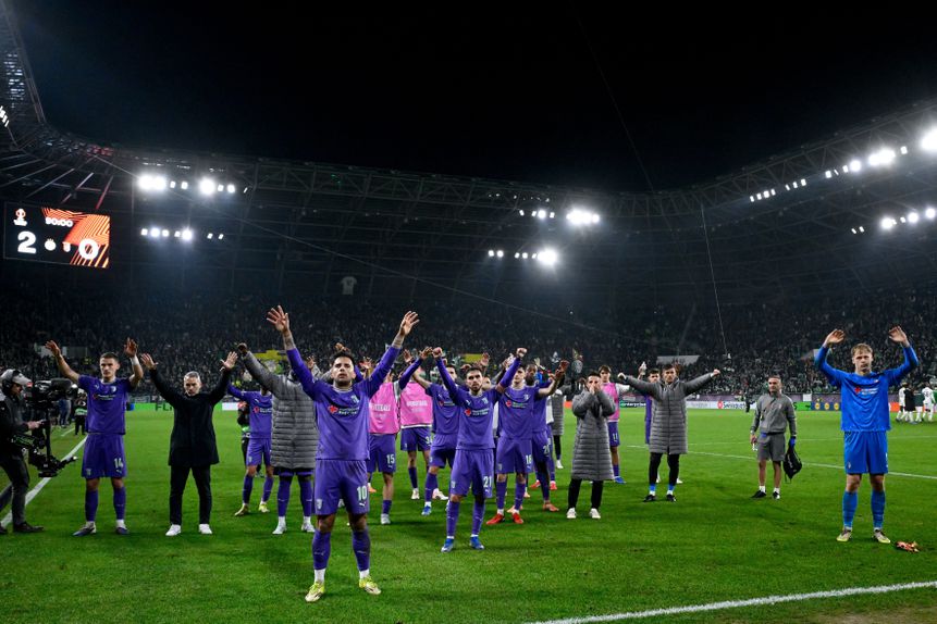 Pese embora o desaire na Hungria, comitiva bracarense fez questão de agradecer apoio dos adeptos - Foto: Robert Hegedus/LUSA