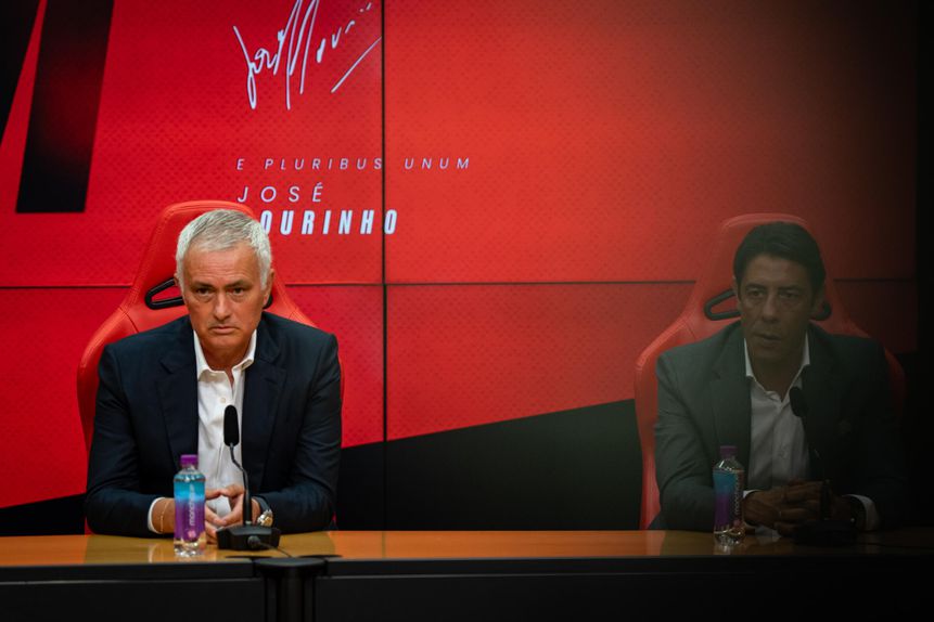 Holofotes sobre José Mourinho, a sombra sobre... Rui Costa - Foto: A BOLA