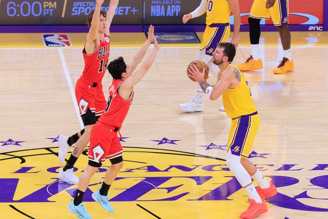 Luka Doncic frente aos Bulls