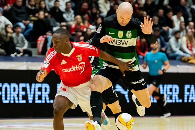 Taynan operado ao joelho esquerdo e com longa ausência