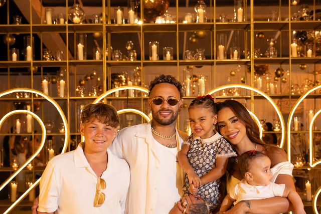 Neymar com os filhos e Bruna Biancardi -Foto: Instagram/ Bruna Biancardi