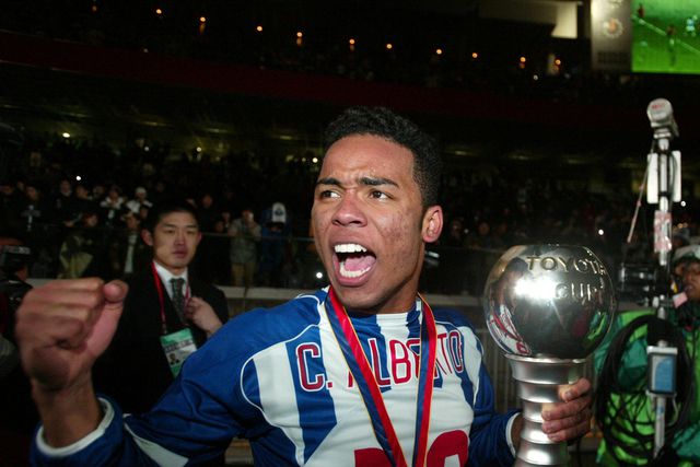 Carlos Eduardo a festejar conquista da Taça Intercontinental, em 20224 - Foto: A BOLA