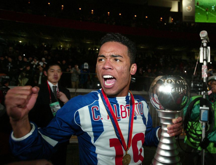 Carlos Eduardo a festejar conquista da Taça Intercontinental, em 20224 - Foto: A BOLA
