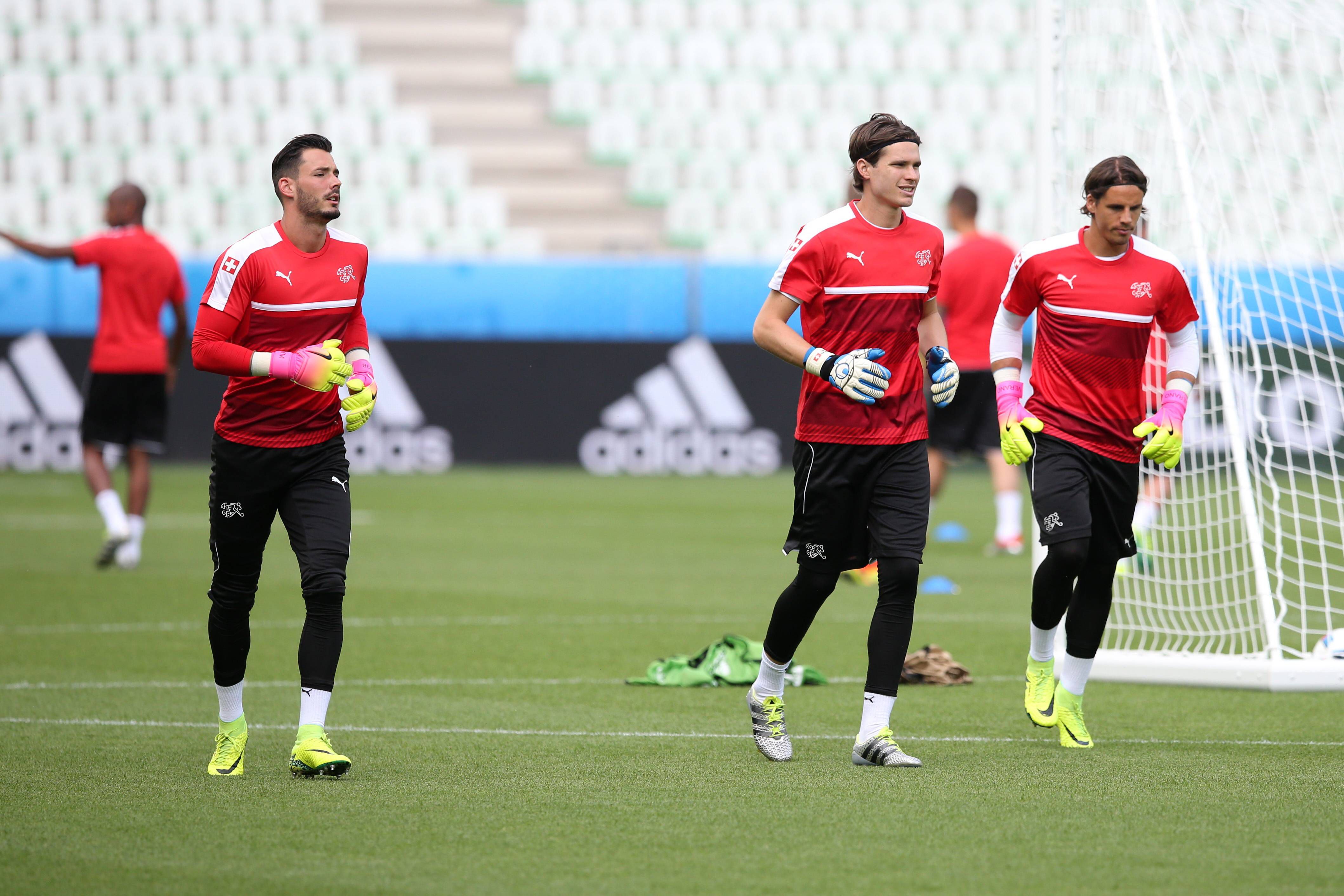 Marwin Hitz e Yann Sommer, ambos à direita da imagem, ambos guarda-redes suíços (IMAGO)