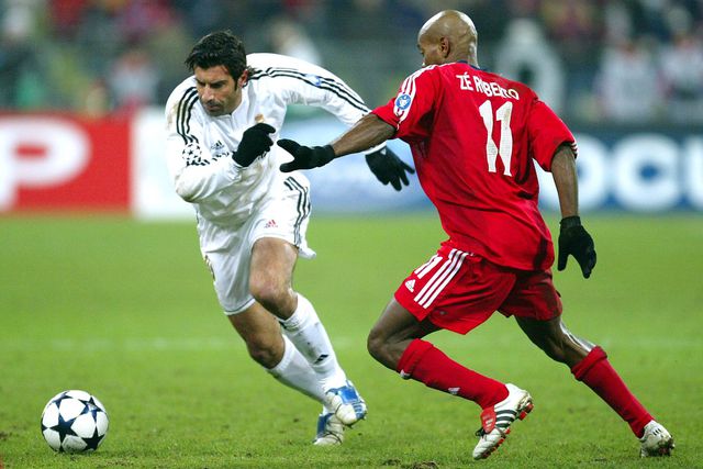 Zé Roberto em duelo com Luís Figo num Real Madrid-Bayern Munique, em 2004