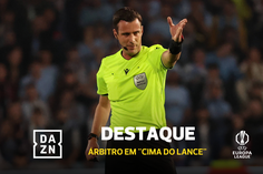 Incrível! Aos 35 segundos ninguém tinha mais toques na bola do que… o árbitro