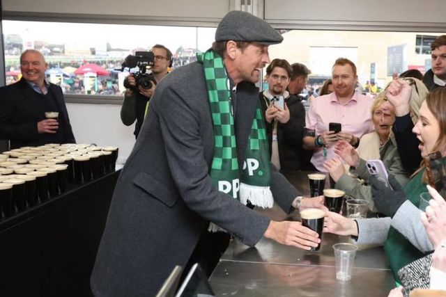 Peter Crouch serviu algumas cervejas ao público - Foto: X/Scotty Tips